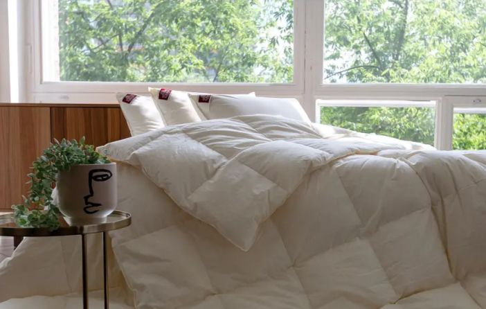 кровать с одеялами и подушками