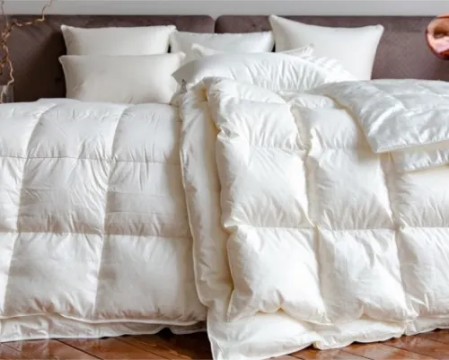 кровать с одеялами и подушками