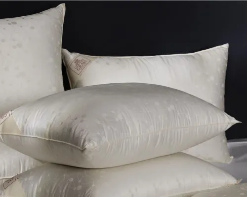 подушки одна на одной