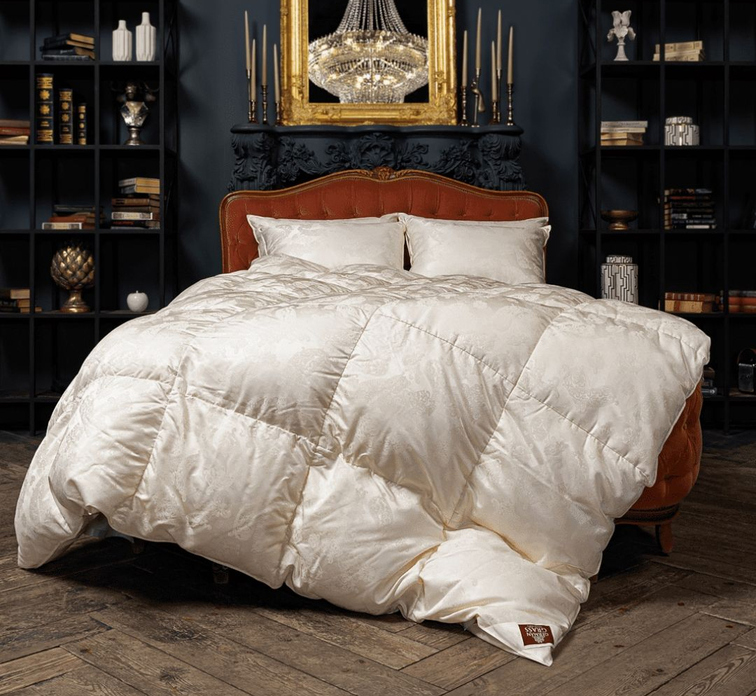 кровать с одеялами и подушками