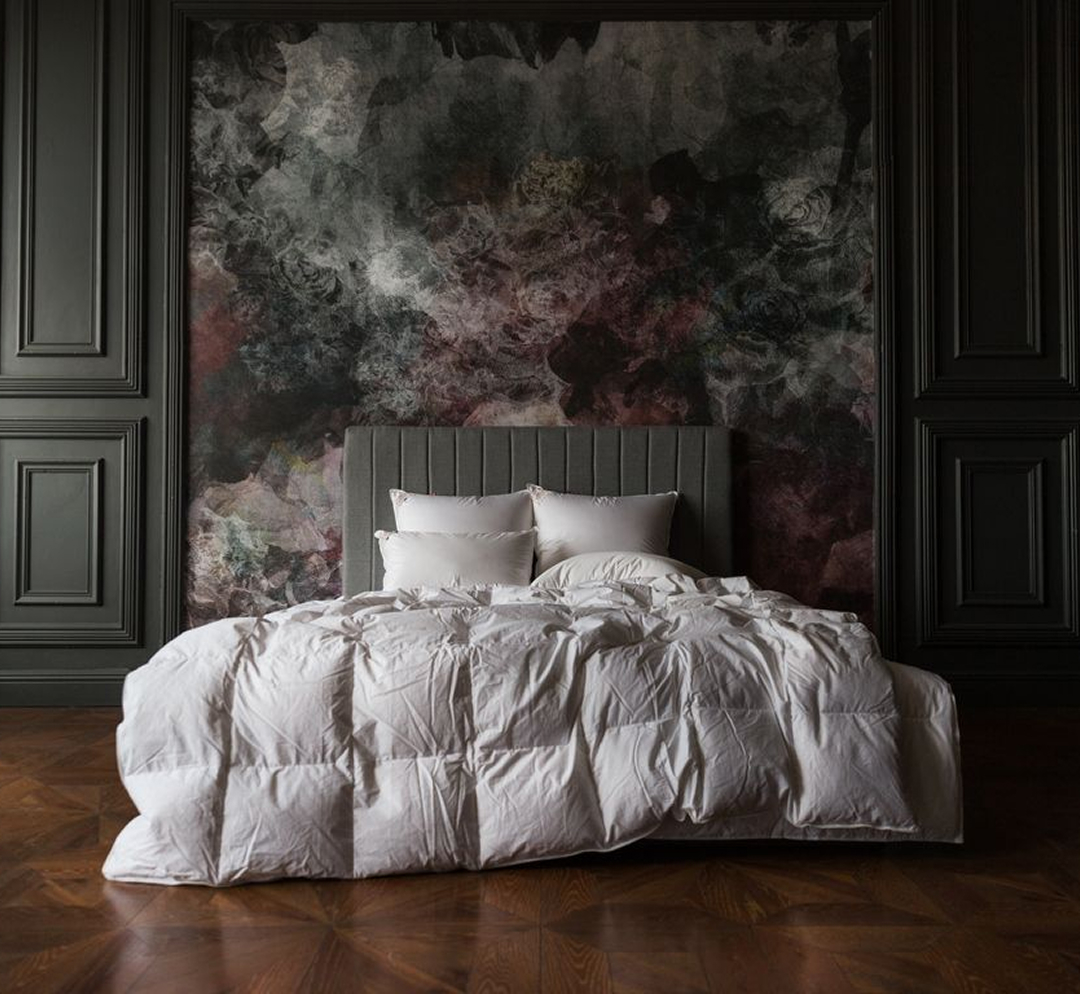 кровать с одеялами и подушками